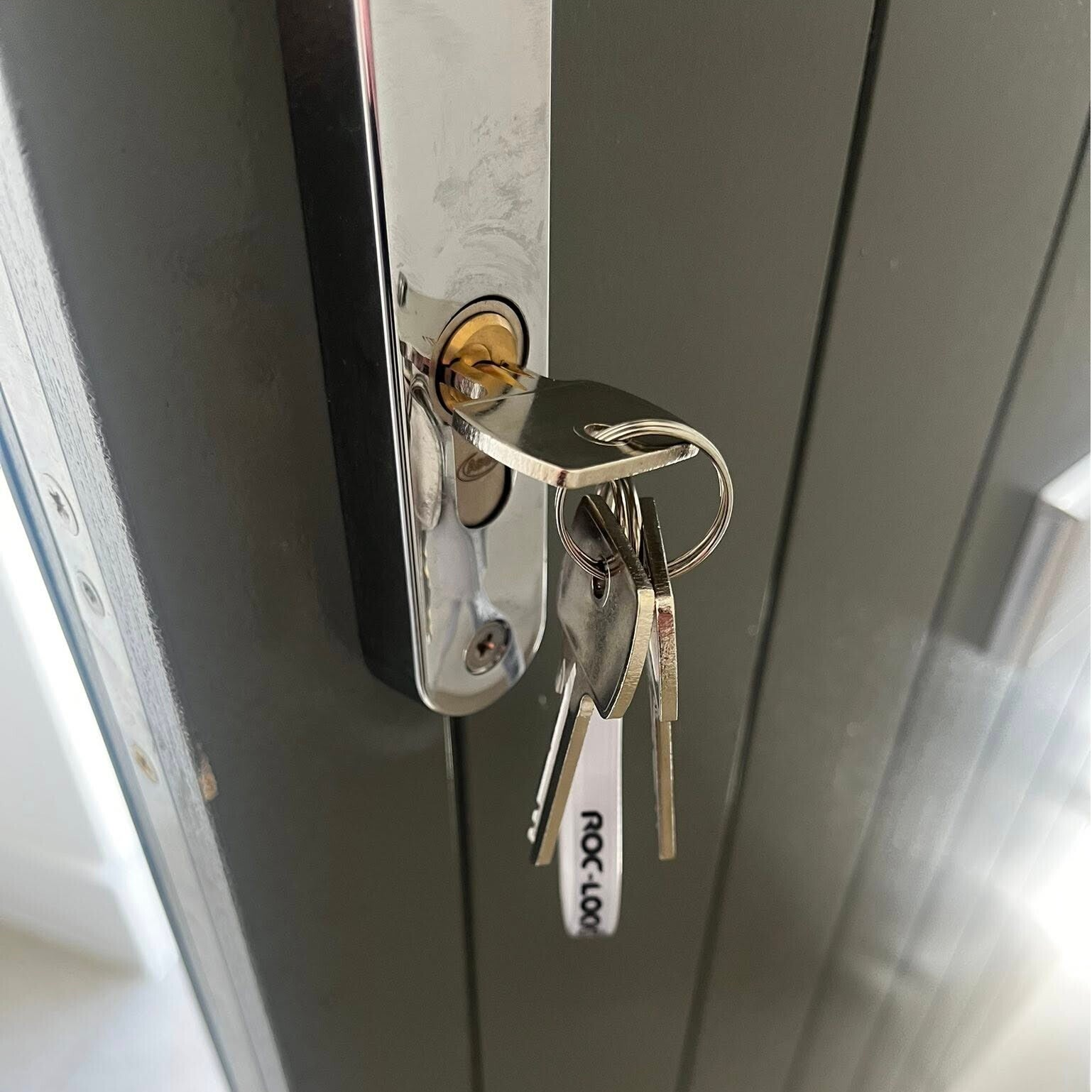 Picture of a door lock with a set of keys i n it