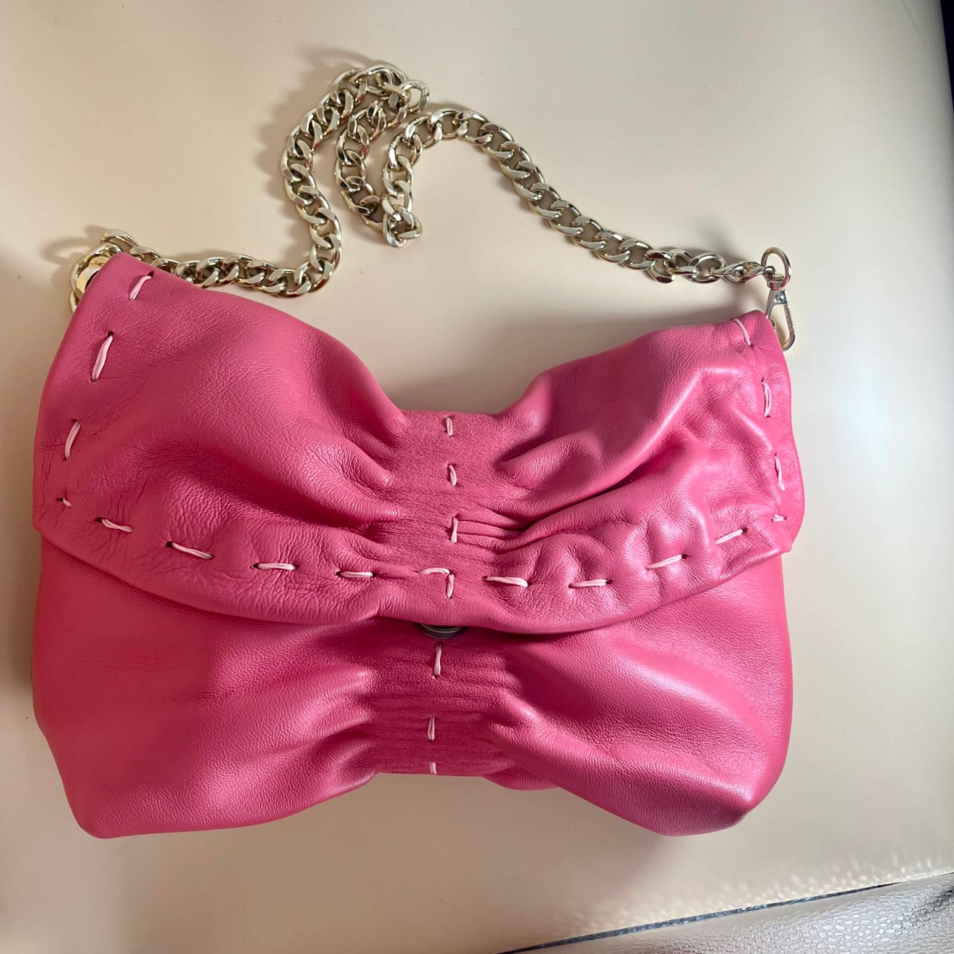Pochette artigianale in nappa rosa