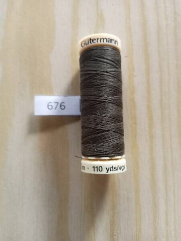 Fil Guterman pour tout coudre - 100 m - Marron N° 676
