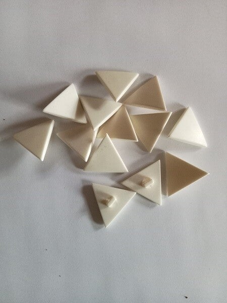 Lot 13 boutons à pied triangulaire Vintage - 30mm de côté - Réf BP13