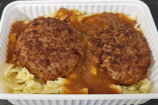 2 Fleischküchle mit Nudeln und Soße