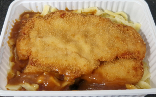 2 Schweineschnitzel mit Nudeln und Bratensoße