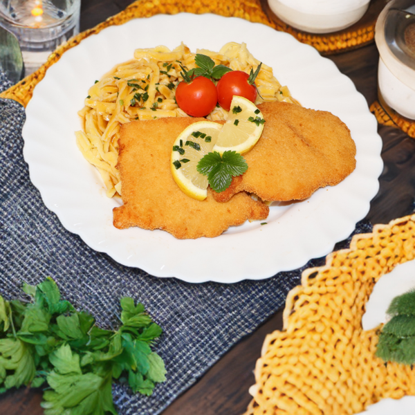 2 Hähnchenschnitzel mit Nudeln und Bratensoße