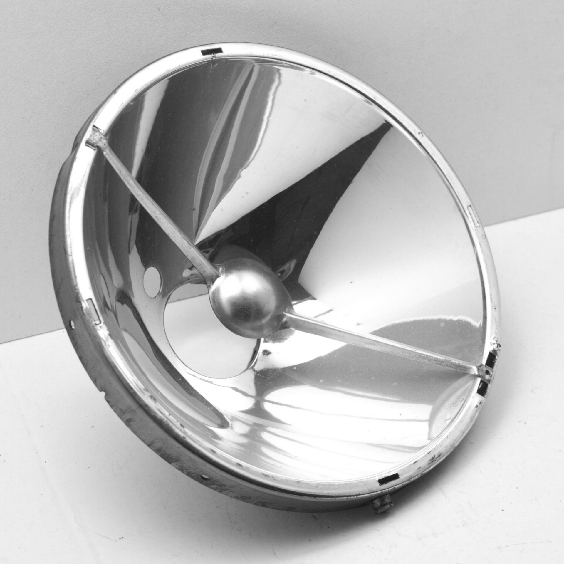 Hella E1.0656.06 reflector