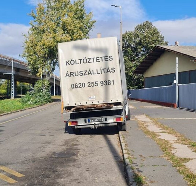 Telephely előtt várakozó kisteherautó