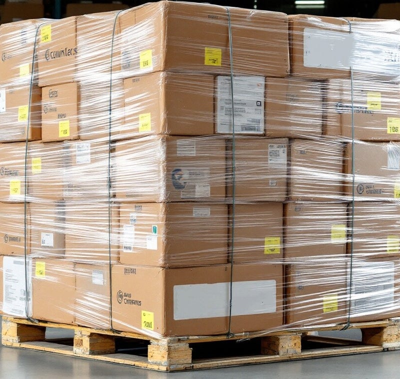 Áru dobozokba csomagolva és palettázva szállításra várva