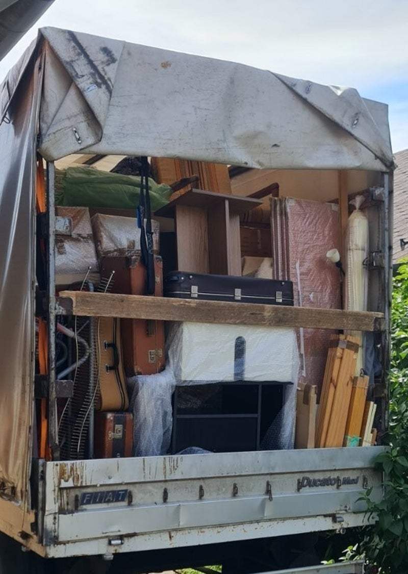 Professzionálisan megrakodott teherautó platója költöztetéskor