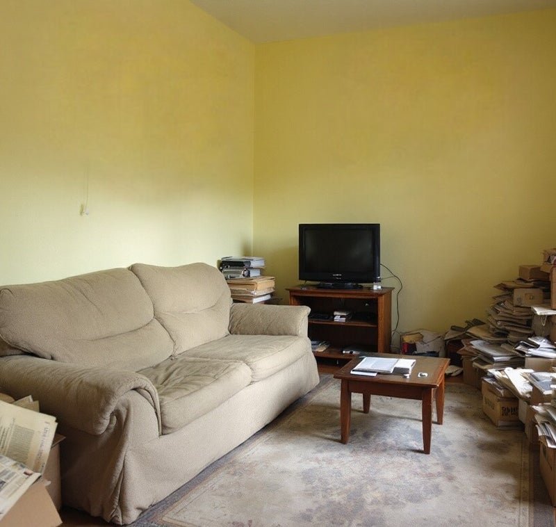 Szobabelső kanapéval és dobozhalmokkal