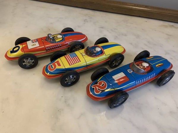 3 Formula 1 racecars