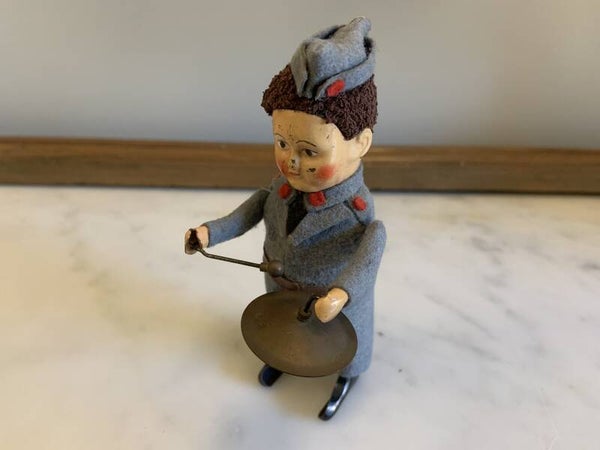 Schuco opwindfiguur soldaat met bekkens