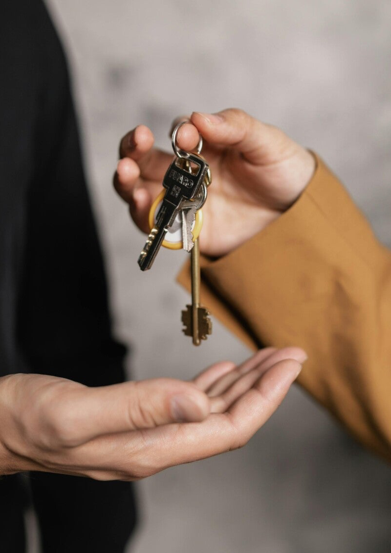 propiétaire à lyon (69) donnant les clés à ses aquéreurs après un diagnostic immobilier positif