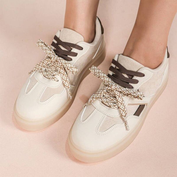 Laced sneaker