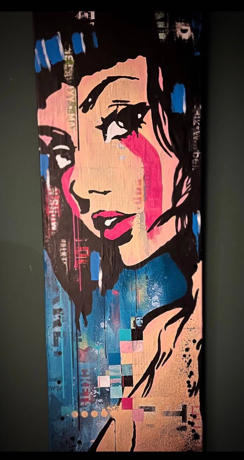 "Covid Is A Bitch" 2024, 40x120cm Mixed Media op Canvas in zwarte baklijst.