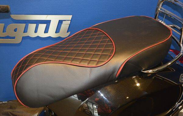 Buddydek Regia Chesterfield Zwart met Rode Bies – Vespa Primavera & Sprint