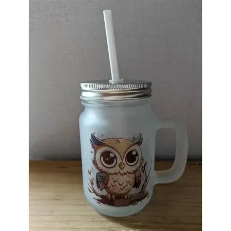 Henkelglas mit Deckel und Trinkhalm