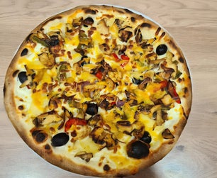 🍕 Pizza Végétarienne Pizza Végétarienne à Agen avec légumes grillés, poivrons, courgettes, aubergines et fromage fondant