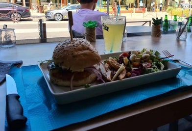 🍔 Burger maison Burger maison de la Pizzeria de la Gare Agen avec steak frais, cheddar et frites maison