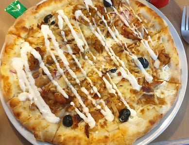 🍕 Pizza Kebab Pizza Kebab artisanale à Agen avec viande grillée, sauce blanche et olives noires
