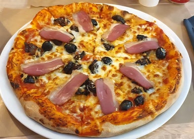 🍕 Pizza Agenaise (au magret) Pizza Agenaise au magret de canard fumé, spécialité de la Pizzeria de la Gare à Agen