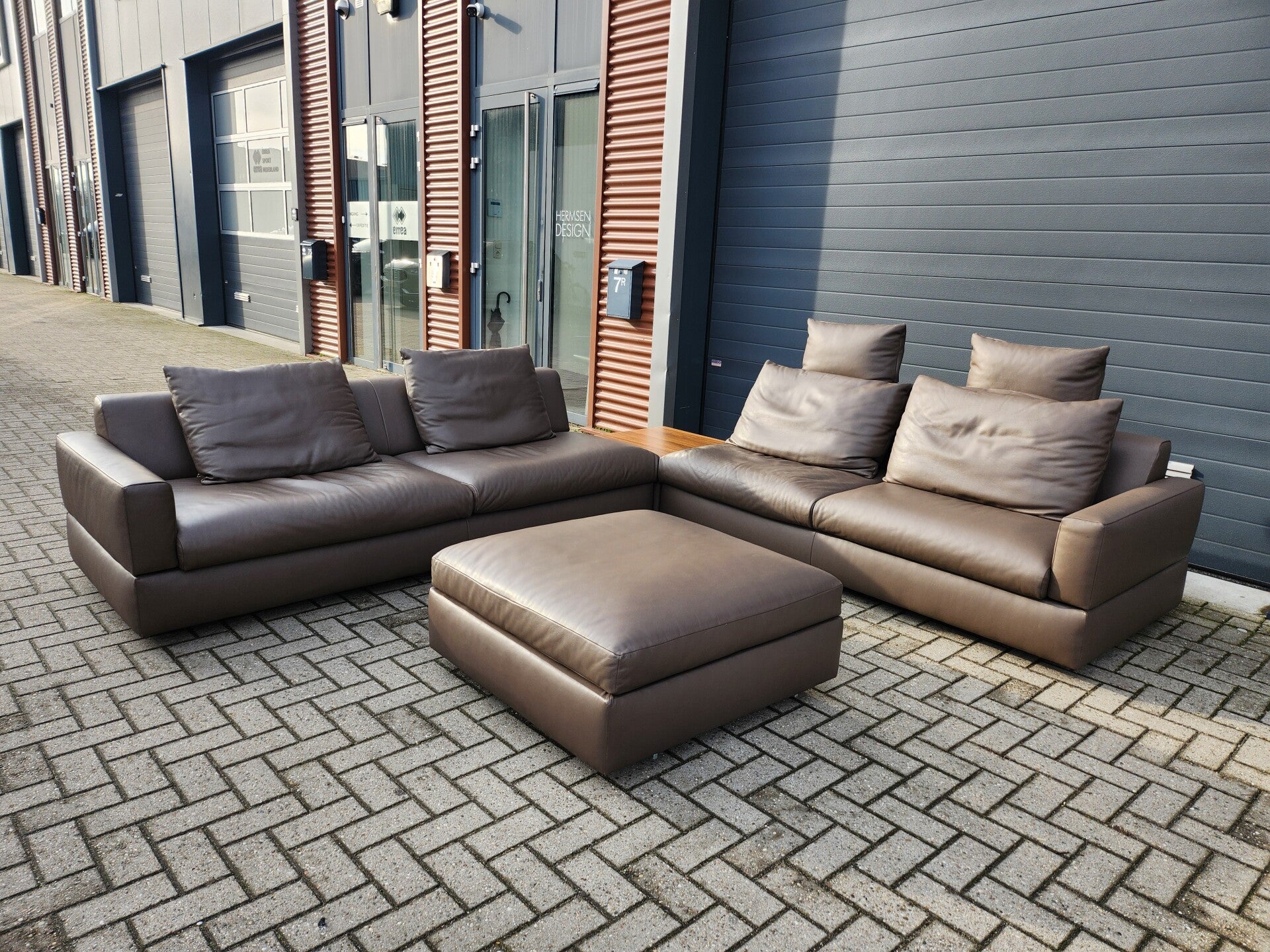 Jori - Tigra divanbase hoekbank met salontafel + extra poef