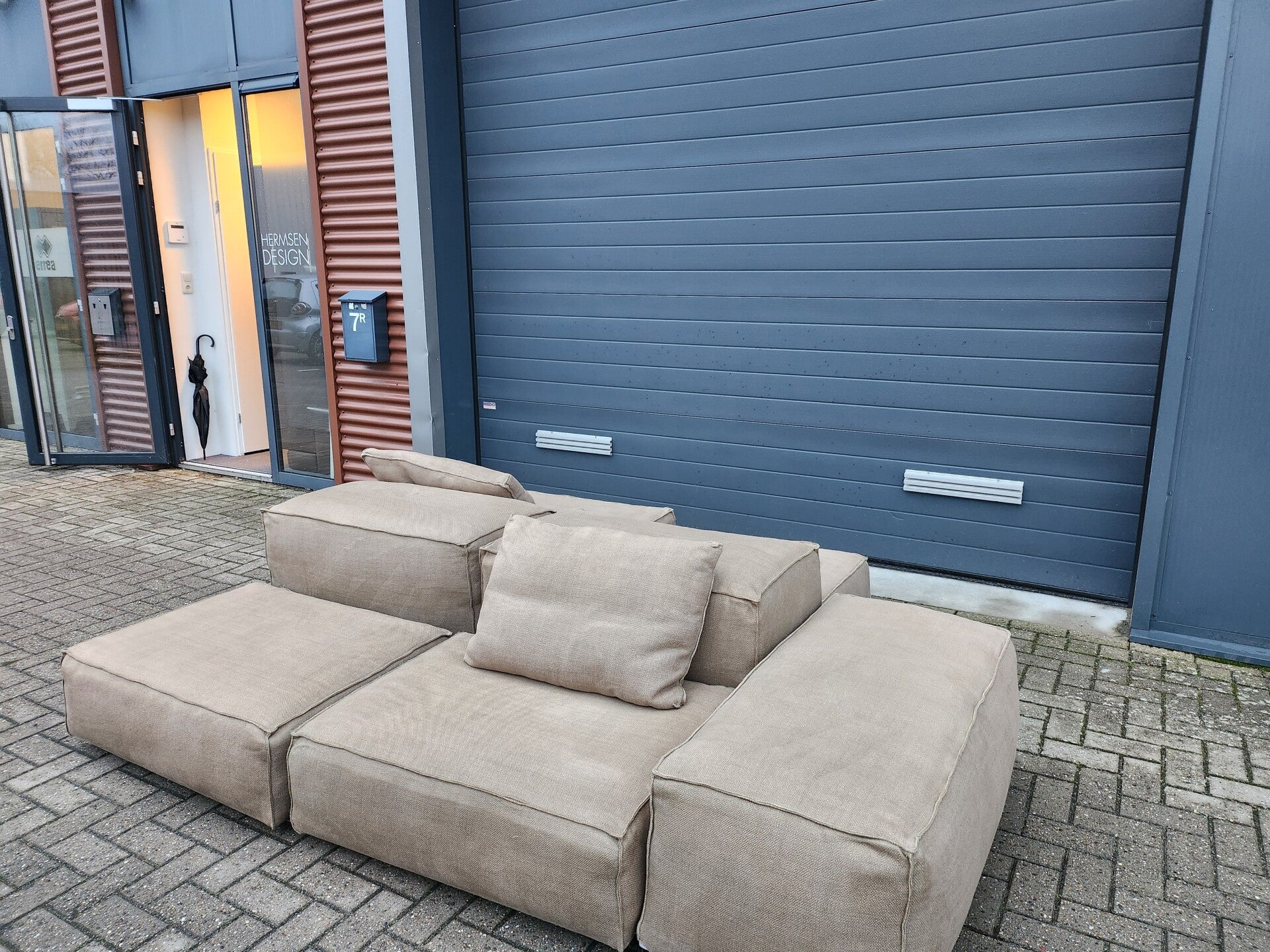 Living divani bank - Extrasoft  by Piero Lissoni