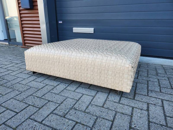Flexform - Bangkok ottoman by Antonio Citterio