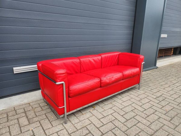 Cassina - LC2 3-zitsbank in rood leer by Le Corbusier