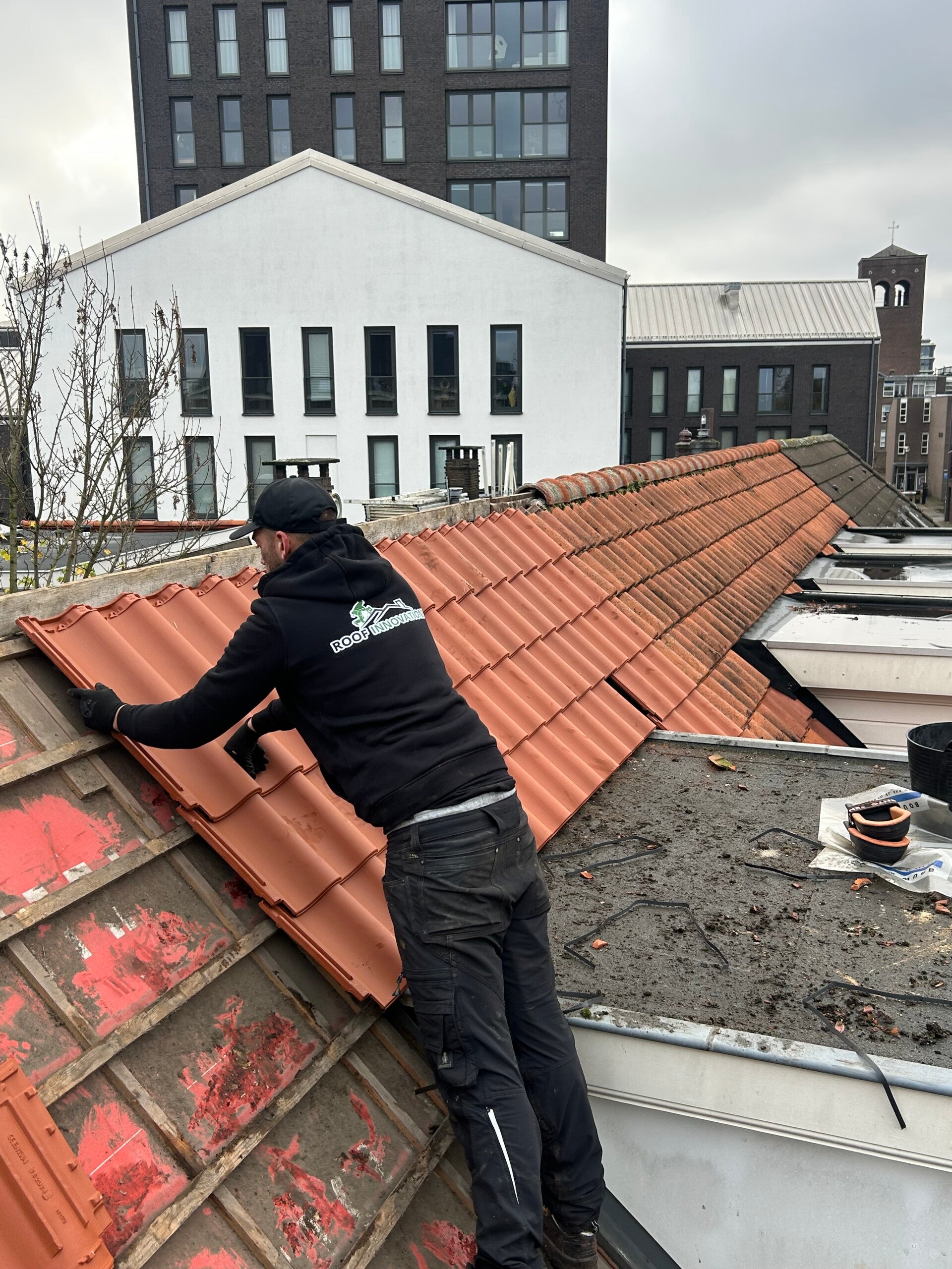 Het plaatsen van nieuwe dakpannen