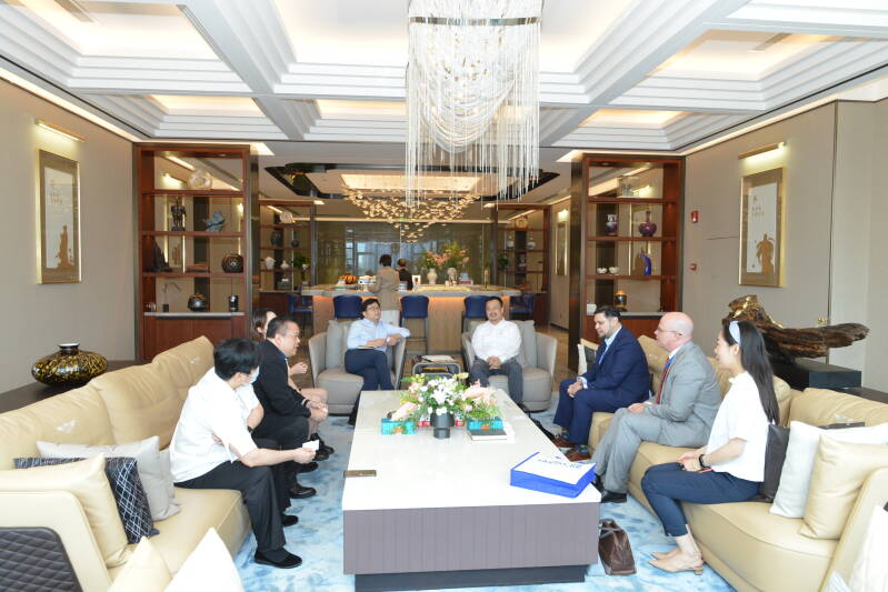 Visit of Mr. Michel Constantin, Director of the Quebec government's representations in Shanghai, and Mr. Thierry Slama, Vice-Consul, to the headquarters of Shanying Holdings, located in the Yangpu district