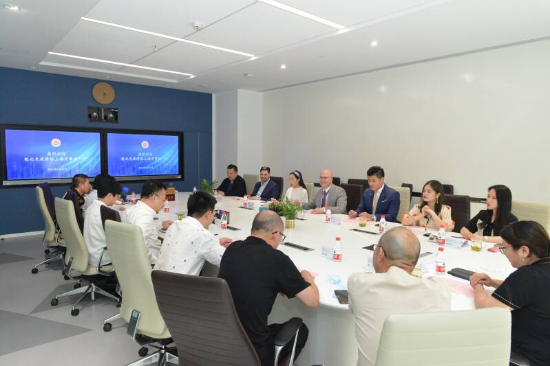 Visit of Mr. Michel Constantin, Director of the Quebec government's representations in Shanghai, and Mr. Thierry Slama, Vice-Consul, to the headquarters of Shanying Holdings, located in the Yangpu district