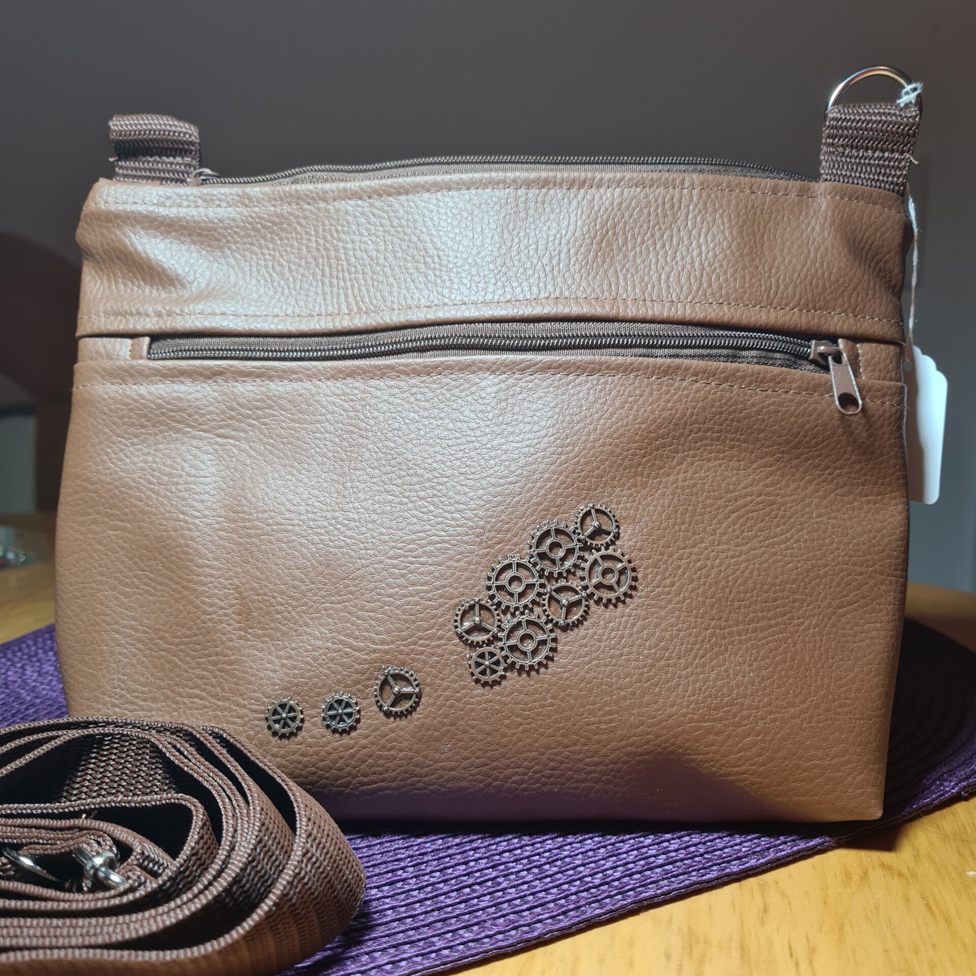 Handgefertigte Umhängetasche aus Kunstleder mit Zahnräder-Motiv – Braun