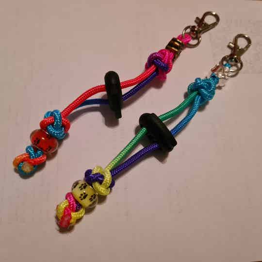 Handgefertigter Kotbeutelhalter aus Paracord – Praktischer Helfer für den Spaziergang