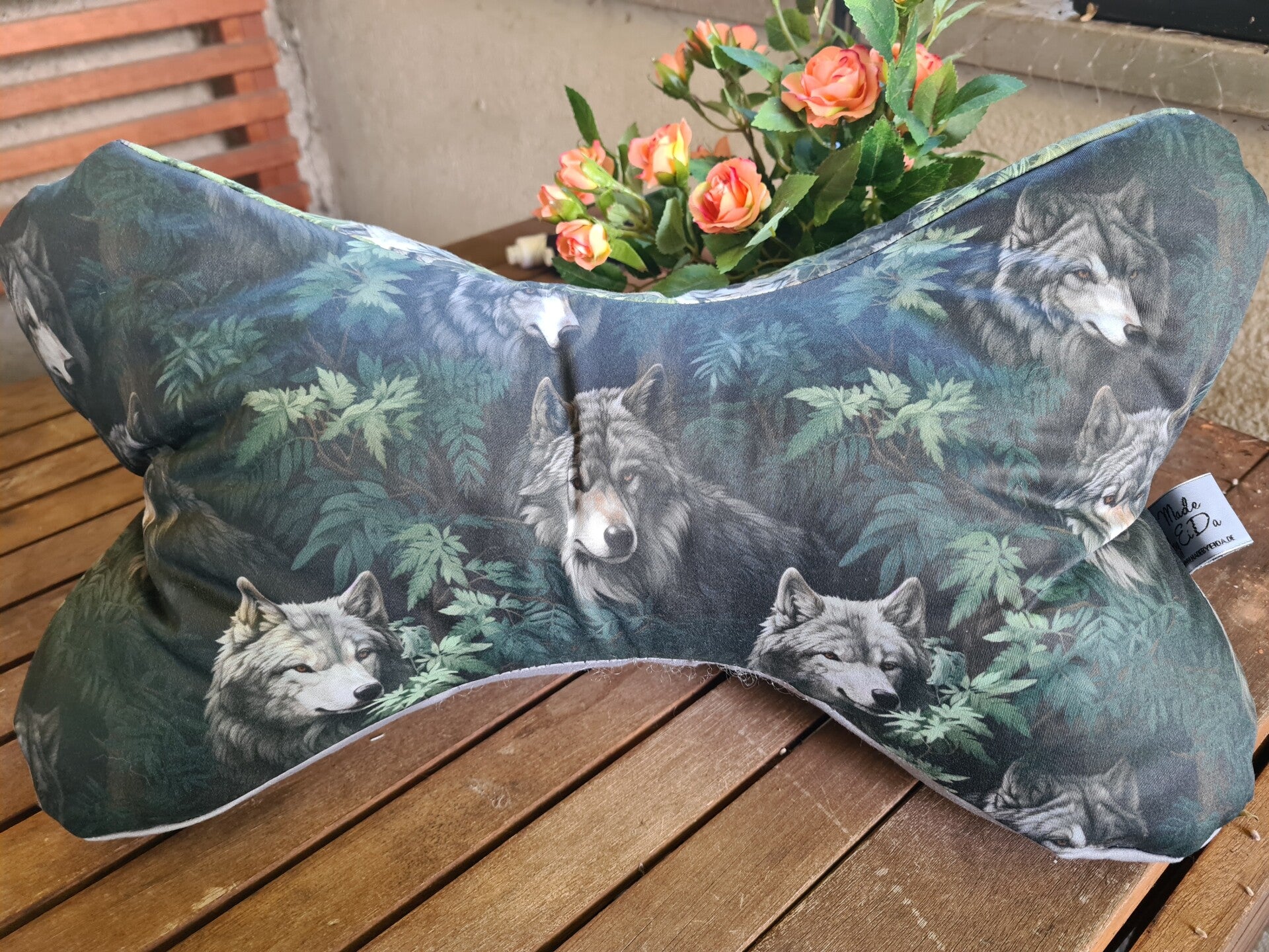 Leseknochen / Nackenkissen Wolf /Wölfe