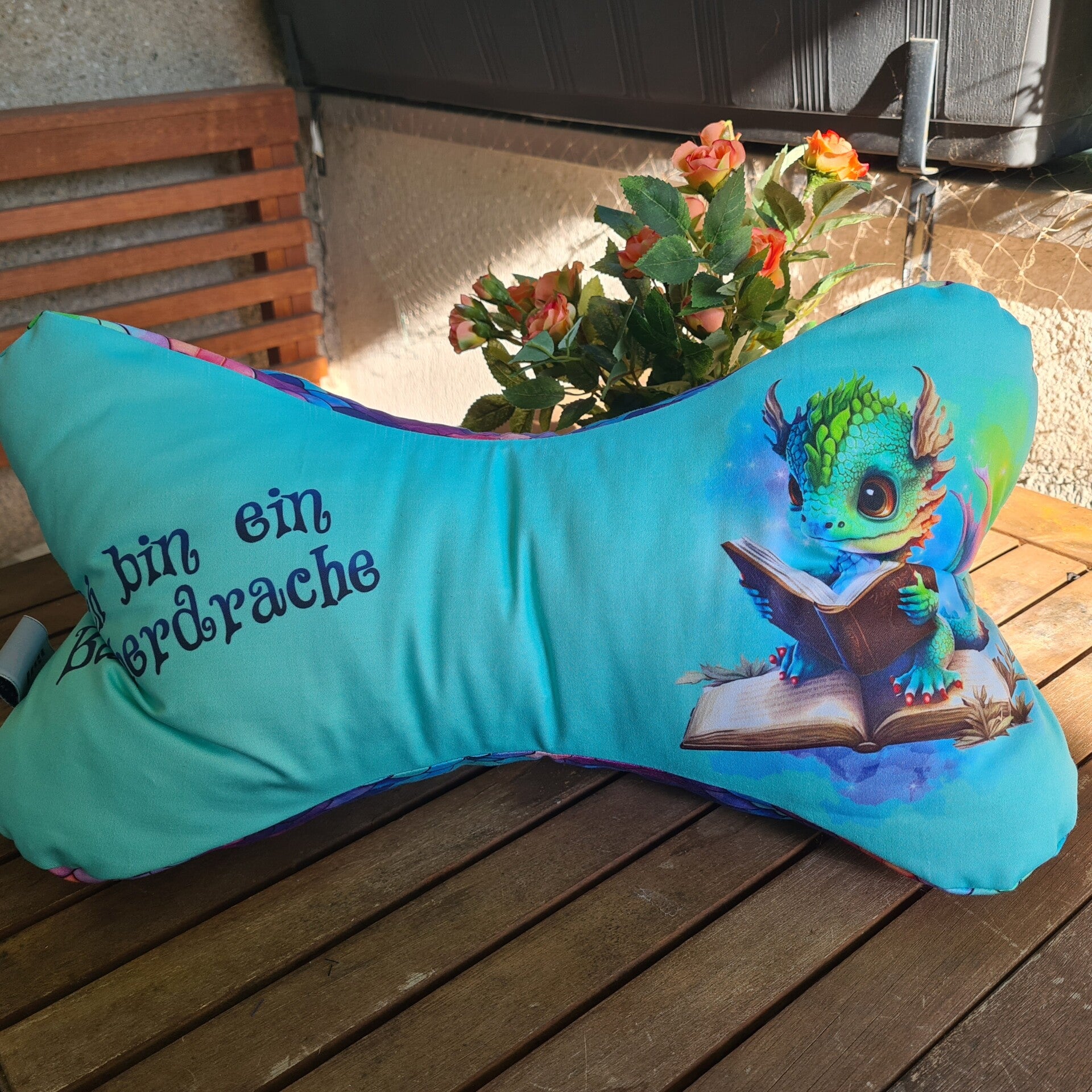 Leseknochen Baumwolle 42x18 cm – Bücherdrache Motiv Nackenkissen Reisekissen Buchstütze – Handgemacht Geschenk für Leser