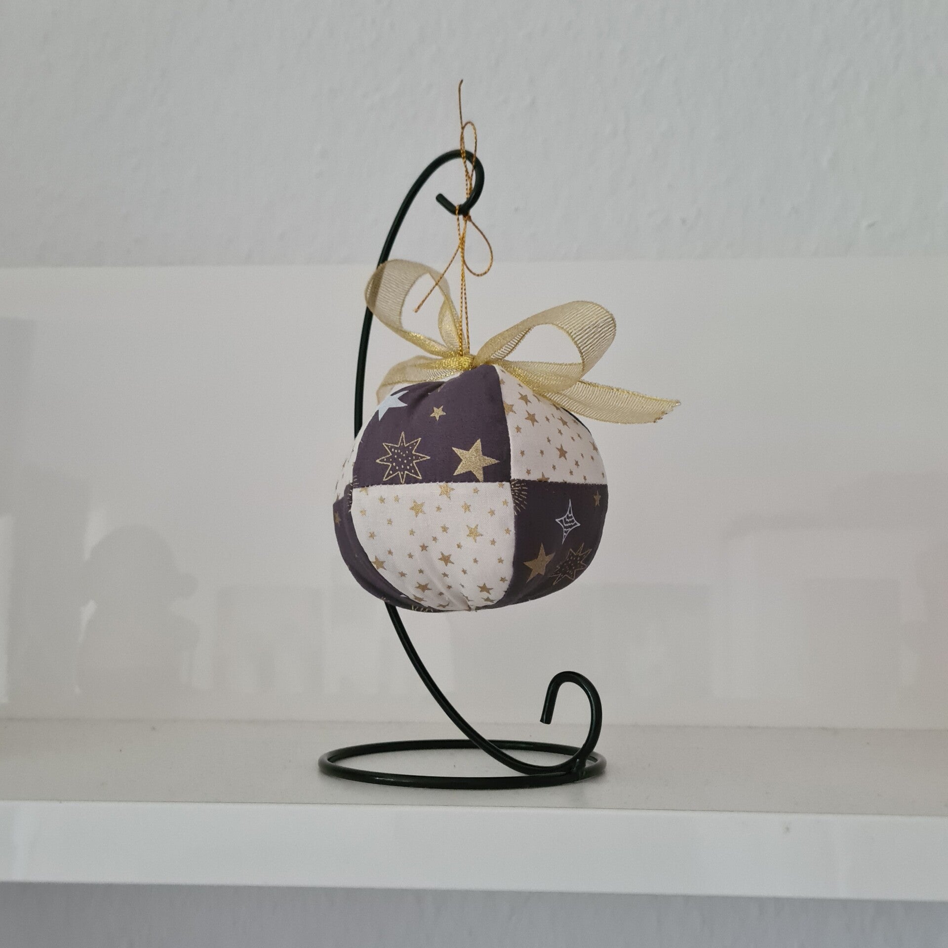 Weihnachtsdekoration, Christbaumkugel aus Stoff