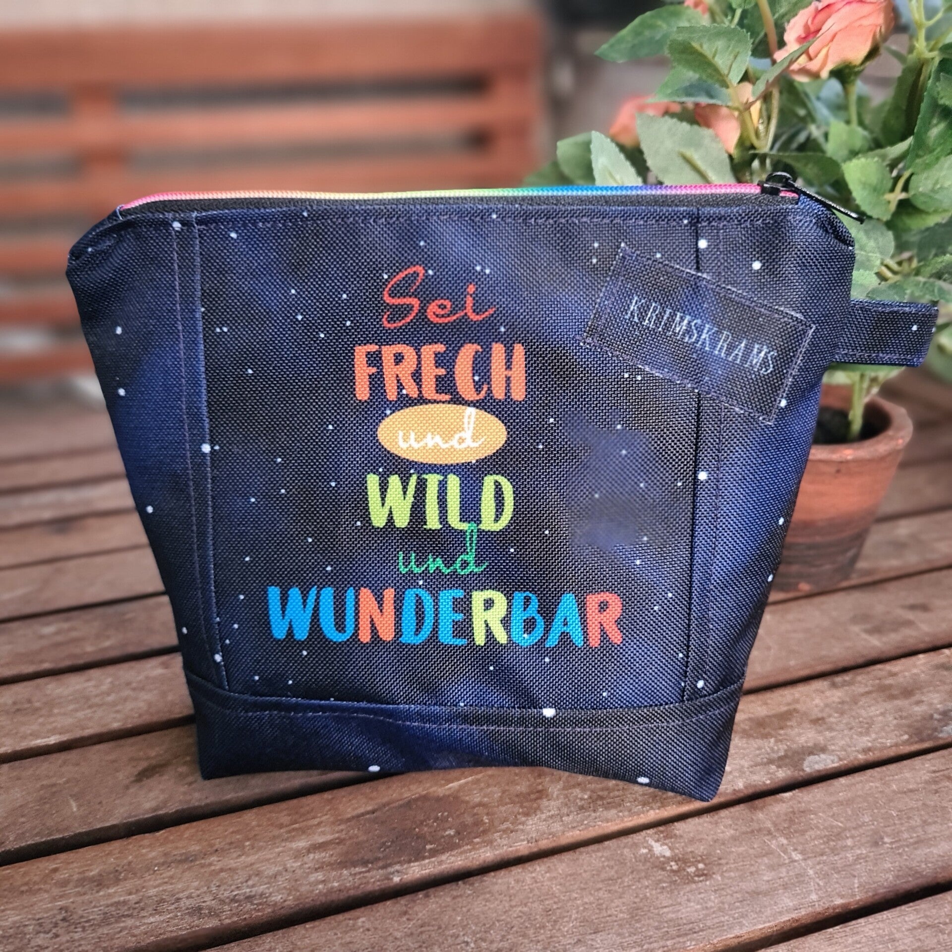 Kosmetiktasche "Sei frech und wild und wunderbar" – Krimskrambag | Wasserabweisend | Mehrfarbiger Reißverschluss | Lederheidi Design | 20x16