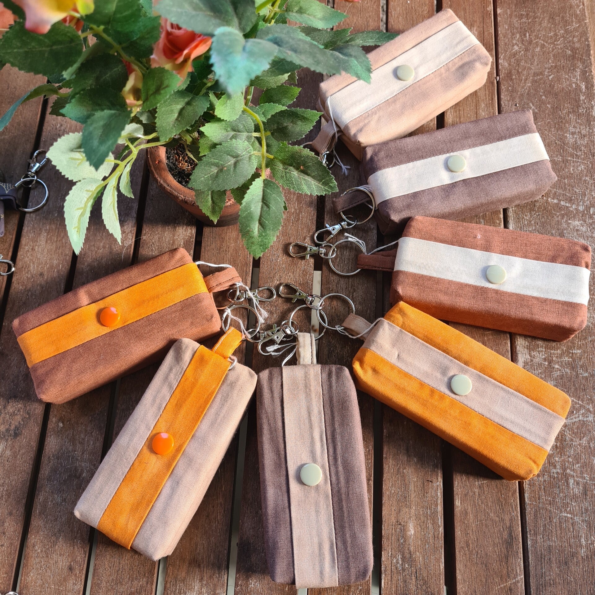 Tatüta mit Karabiner – Handgemachte Taschentüchertasche mit Knopfverschluss | Made by Eida