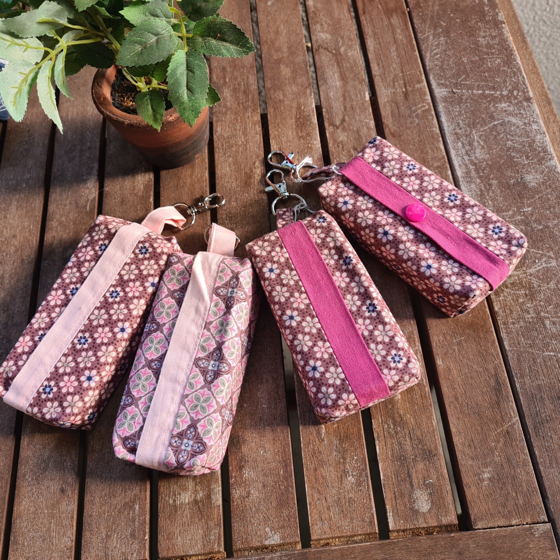 Tatüta mit Karabiner – Handgemachte Taschentüchertasche mit Knopfverschluss | Made by Eida