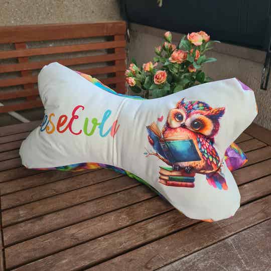 Leseknochen Kissen – Motiv „Leseeule“ – Handgemachtes Nackenkissen für Bücherfreunde, 42x18 cm Geschenk für Leser