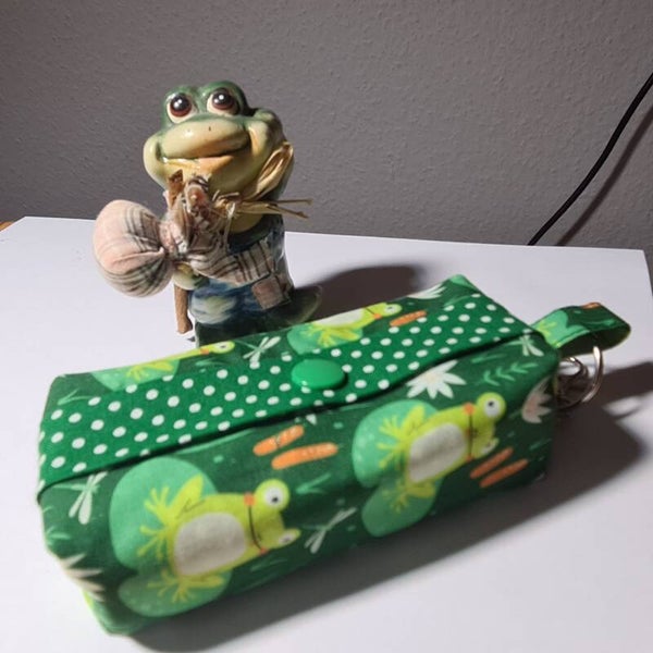 Tatüta mit Karabiner – Handgemachte Taschentüchertasche mit Knopfverschluss Frosch Motiv| Made by Eida