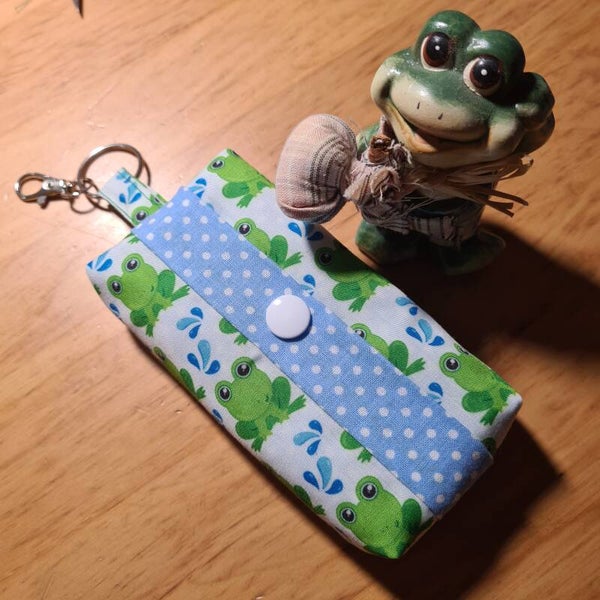 Tatüta mit Karabiner – Handgemachte Taschentüchertasche mit Knopfverschluss Frosch Motiv| Made by Eida