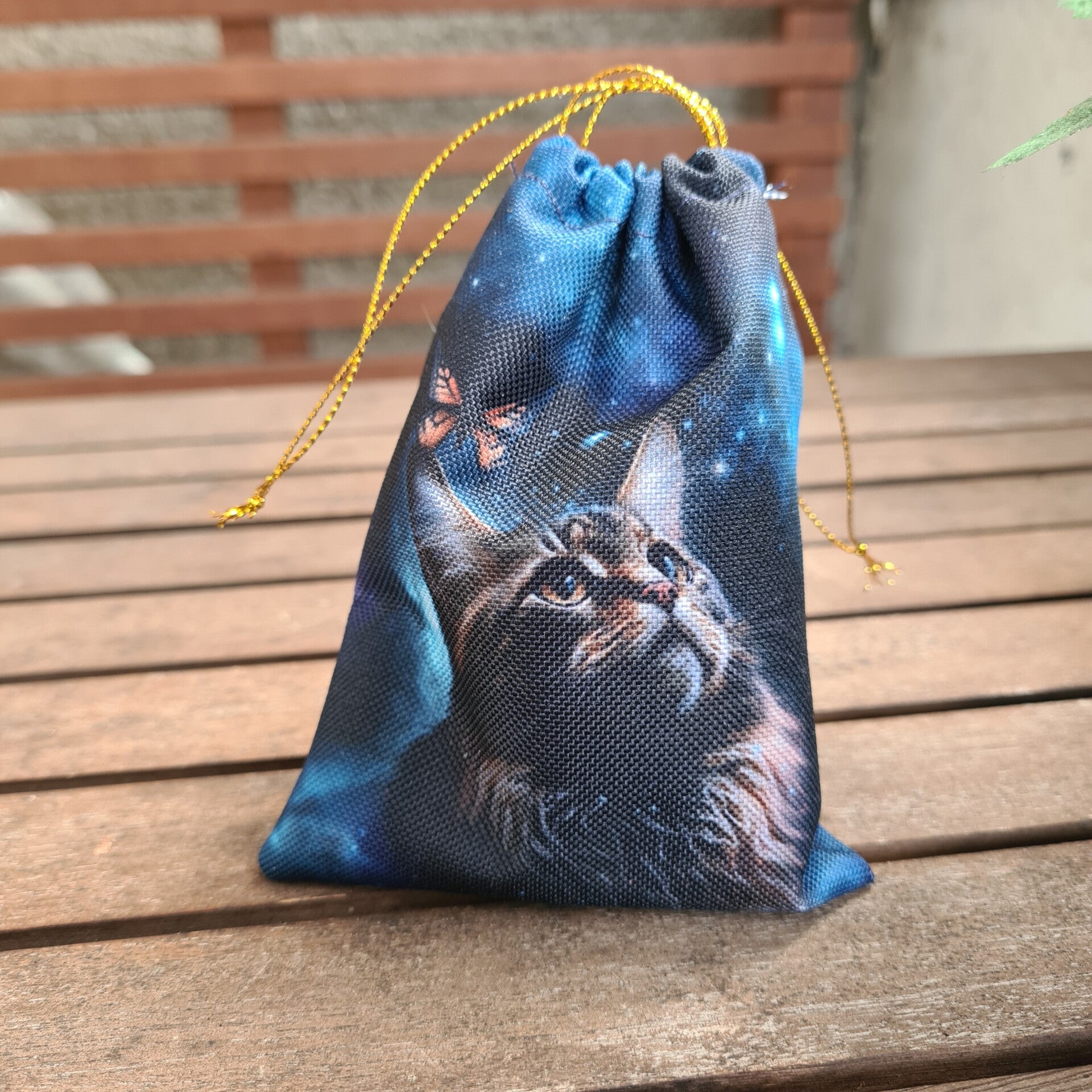 Katzen Stoffbeutel wasserfest 10x14 cm – Handgemacht – kleiner Geschenkbeutel mit Sternenhimmel Motiv, Mystic Cat, Schmuckbeutel, Fantasy De