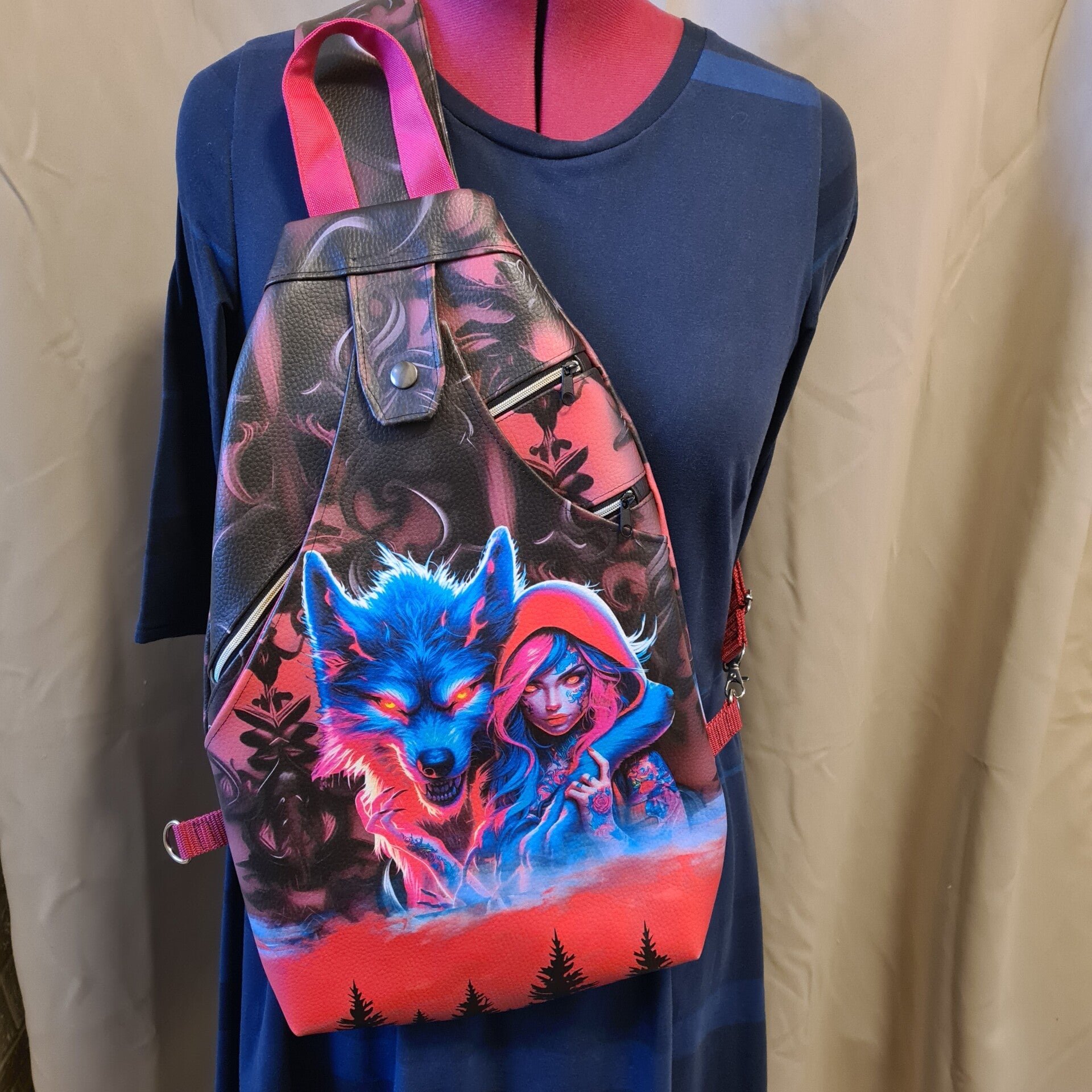 Fantasy Wolf Slingbag – Mystischer Kunstleder Rucksack beidseitig tragbar