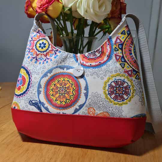 Schultertasche im Fröhlich Bunten Mandala Design – Deine stylische Begleiterin für jeden TagSchultertasche im Fröhlich Bunten Mandala Design – Deine stylische Begleiterin für jeden Tag