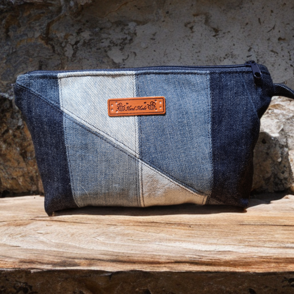 Jeanstasche mit Handgelenksschlaufe | Upcycling Patchwork | 15x23x3 cm | Nachhaltige Kosmetiktasche mit Innenfächern  Diese handgefertigte Jeanstasche im Patchwork-Design ist ein einzigartiges Unikat aus recycelten Jeansstoffen. Mit viel Liebe zum Detail