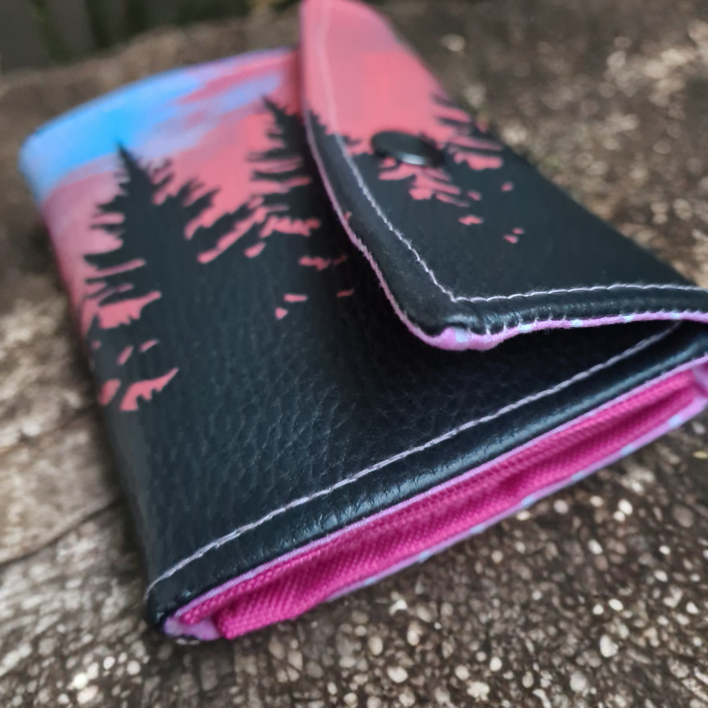 Geldbörse „Sunset Forest“ – Kompaktes Portemonnaie aus Kunstleder mit Kartenfächern & Reißverschlussfach