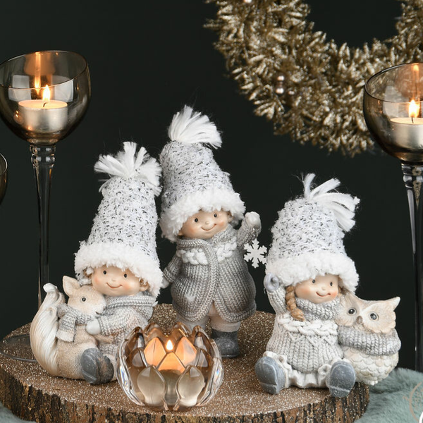 winterkind zittend, grijs