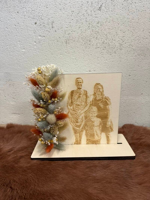 Foto op hout gelazerd met droogbloemen