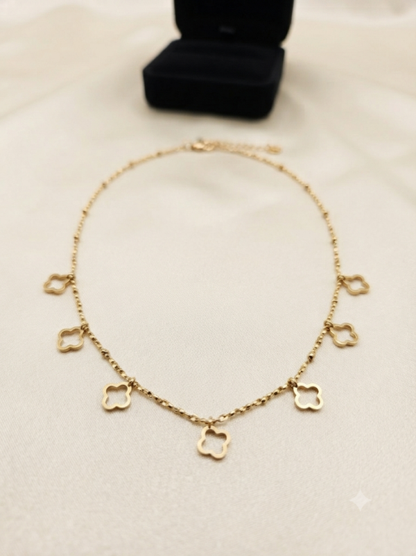 Necklace gold clovers