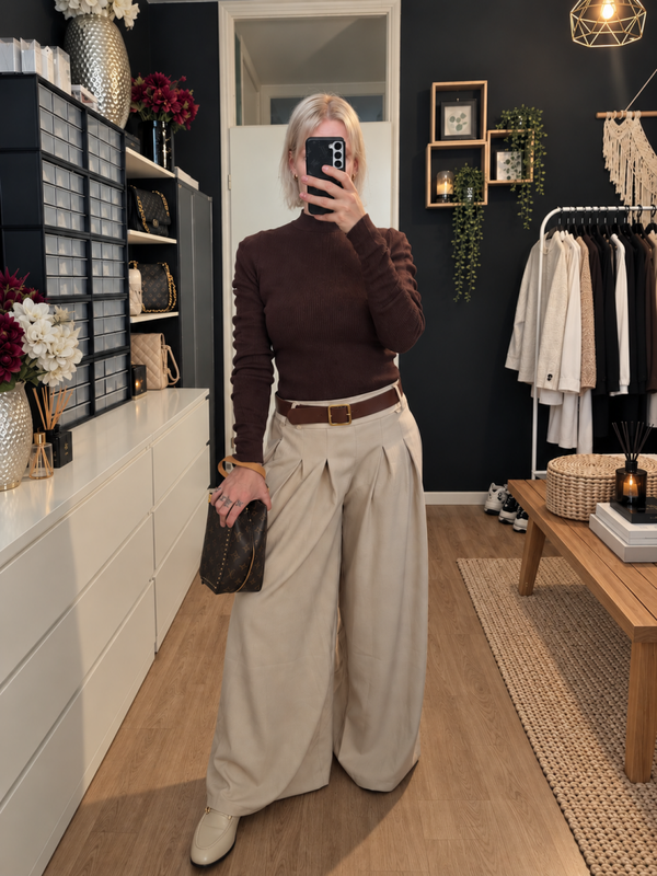 Wide flowing pleated pants with belt